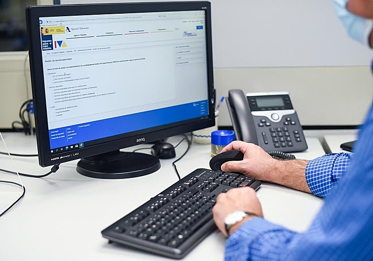 Hacienda lo confirma: el único motivo por el que puedes desgravar el 100% de tu seguro de coche en la declaración de la renta 2025